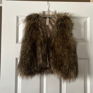 Faux fur girls vest! Great condition! Size 6/7